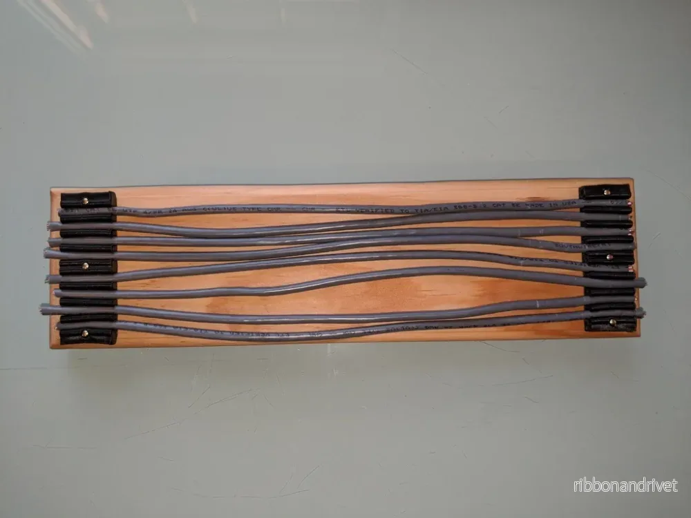 Väggmonterad kabelhållare för Ethernet-kablar
