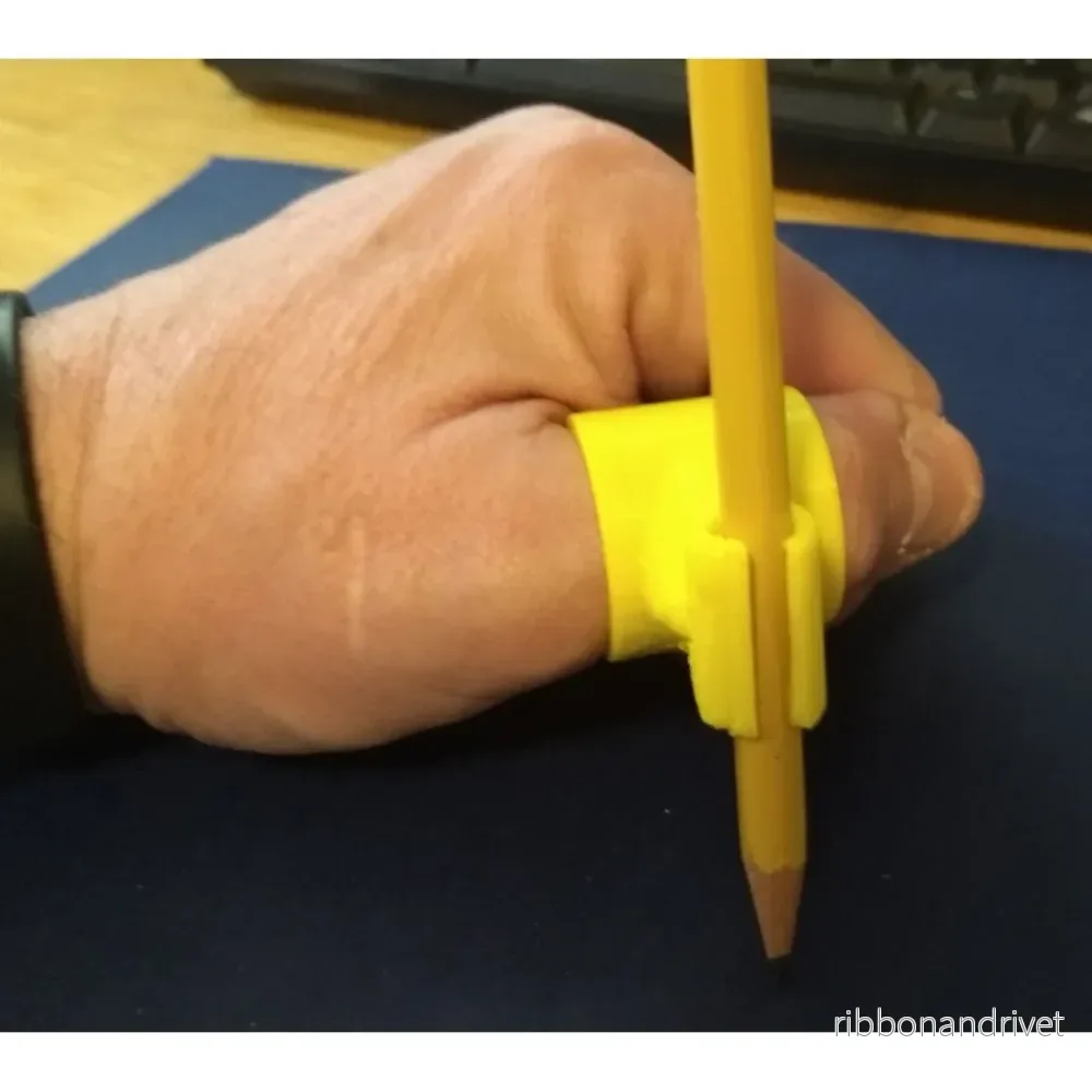 Ergonomisk ringformad pennhållare som praktiskt hjälpmedel - Bild 2