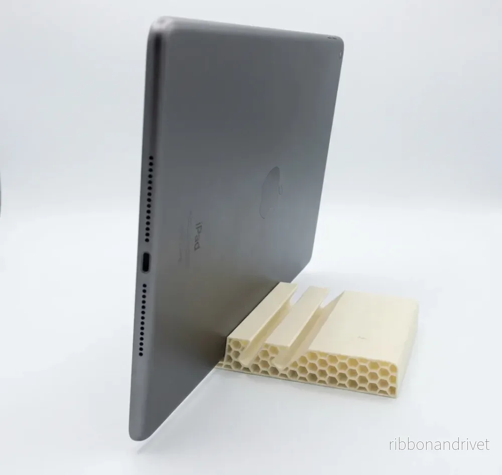 Justerbart iPad-stativ med bikakedesign