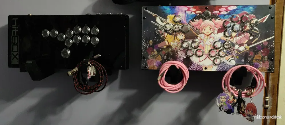 Väggfäste för Hit Box-, Cross|Up- och Smash Box-kontroller med kabelhantering