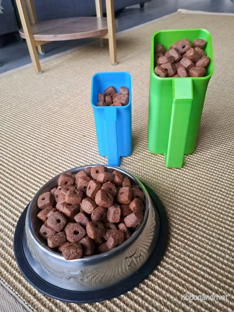 Modern böjd matskål för hundar och katter