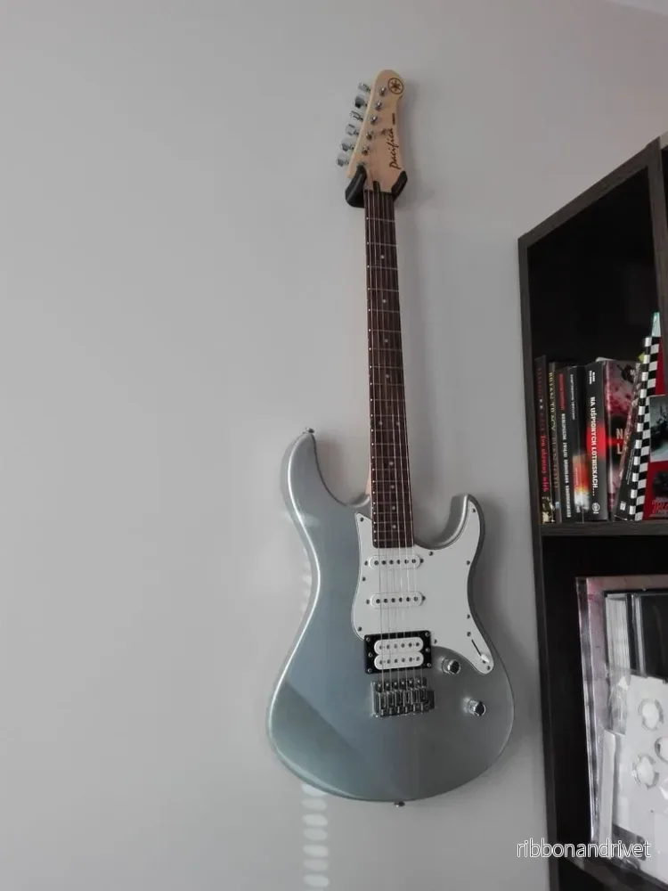 Väggfäste för gitarr för Yamaha Pacifica 112 elgitarr