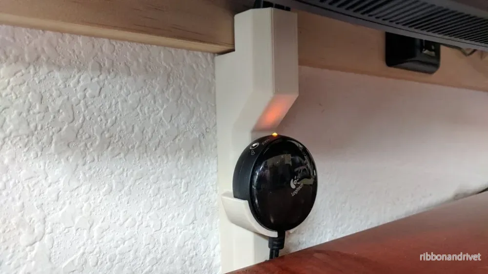 Kabelkanal för datorinstallation med Logitech-hållare för volymkontroll
