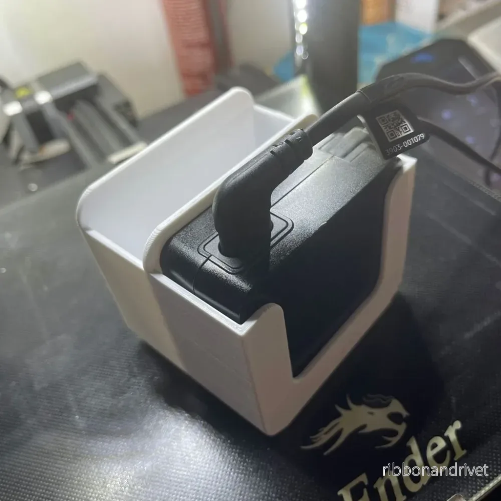 Diskret hållare för Samsung Odyssey G5 nätadapter under skrivbordet - Bild 2