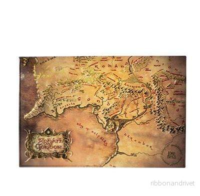 The Lord of the Rings – Aluminiumplåt med karta över Rohan och Gondor The Lord of the Rings – Aluminiumplåt med karta över Rohan och Gondor