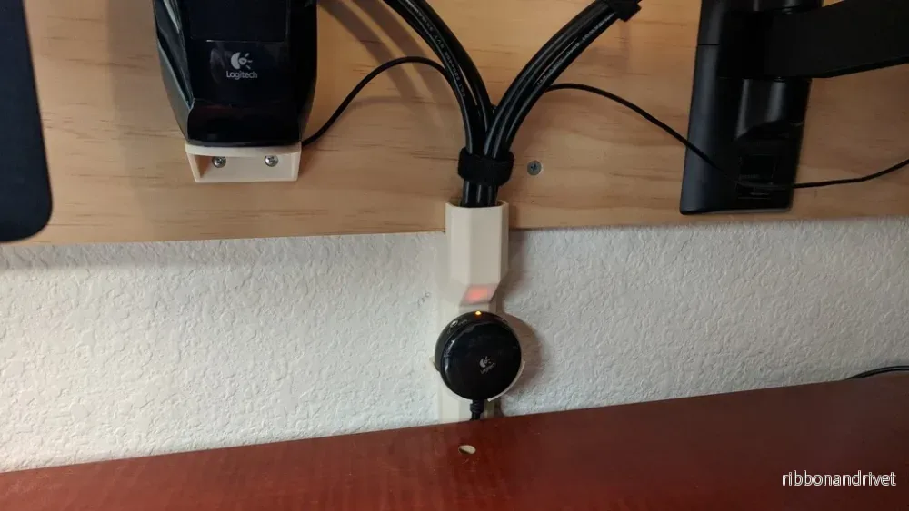 Kabelkanal för datorinstallation med Logitech-hållare för volymkontroll - Bild 2