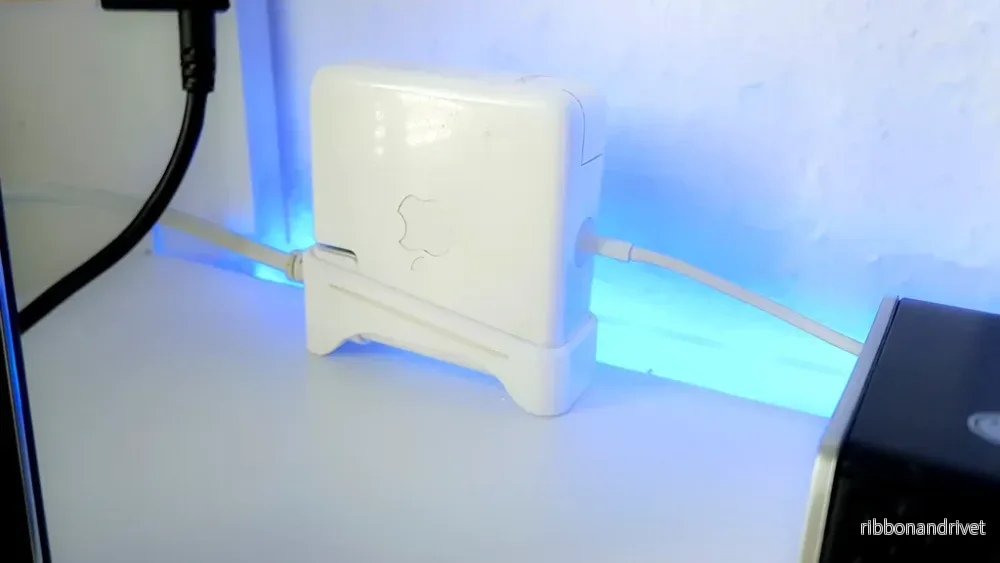 Praktiskt stativ för Apple MacBook Pro 85W MagSafe2 nätaggregat