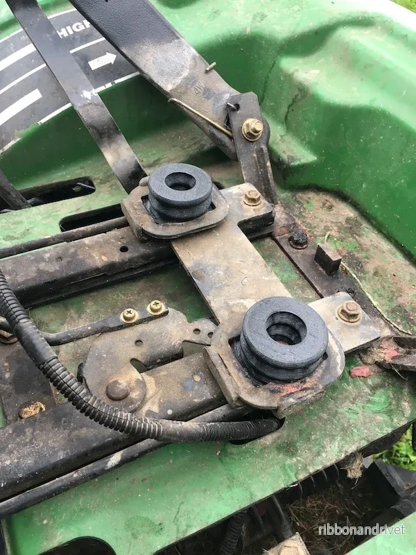 John Deere traktorsätesfjädrar – Reservdel för körkomfort John Deere traktorsätesfjädrar – Reservdel för körkomfort
