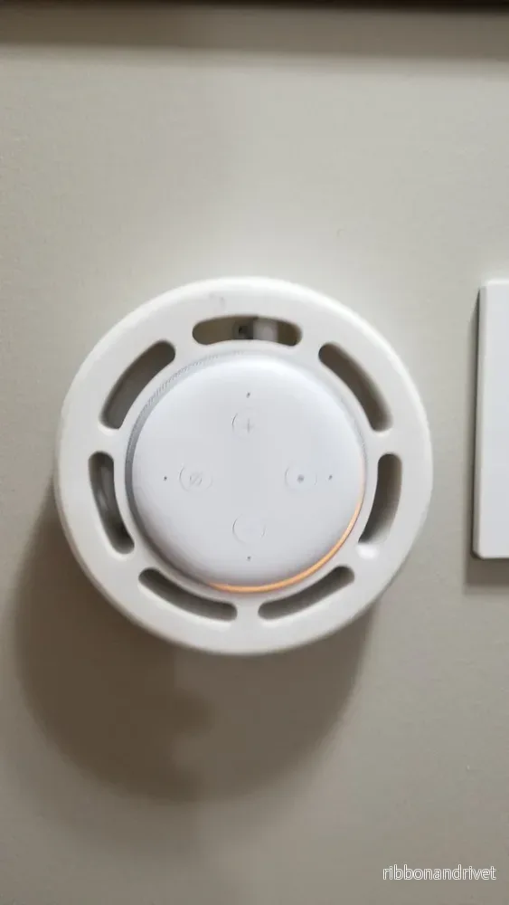Smart väggfäste för Alexa Dot V3 – Eliminera skräp - Bild 2