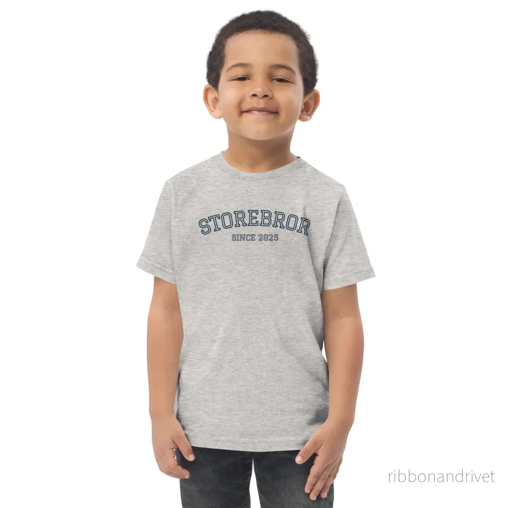 Storebror T-shirt – Since 2025 (svart text) Storebror T-shirt – Since 2025 (svart text)