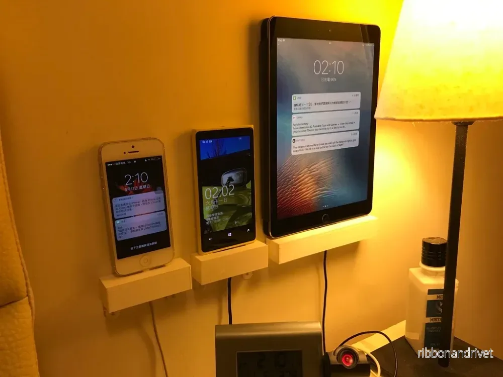 Vägghållare för surfplattor och telefoner