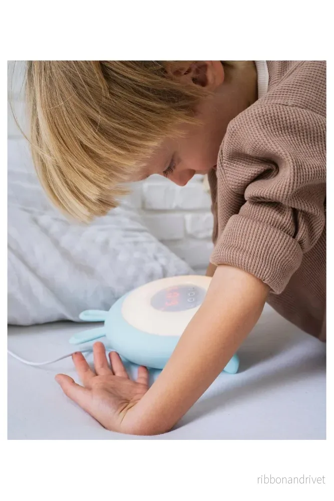 Kaninlampa med väckarklocka och "wake up light"– babyblå - Bild 3