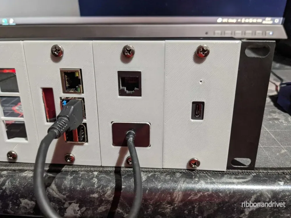 Raspberry Pi USB3 Hub & Extra Nätverksport - 19" 2U Rackmonteringsadapter