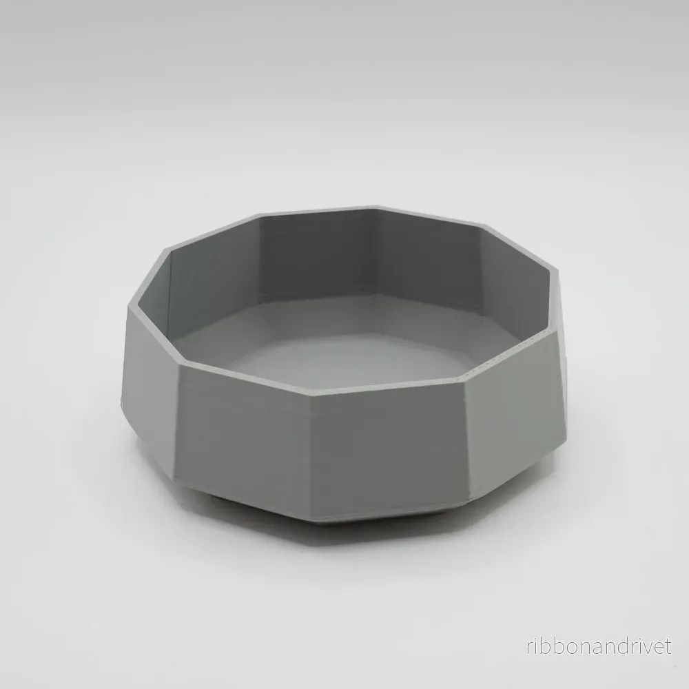 Minimalistisk skål med skarp design