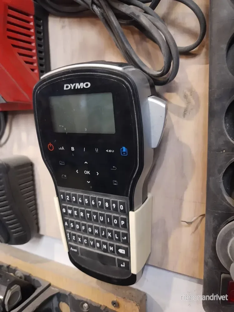 Väggmonterad hållare för DYMO LabelManager 280