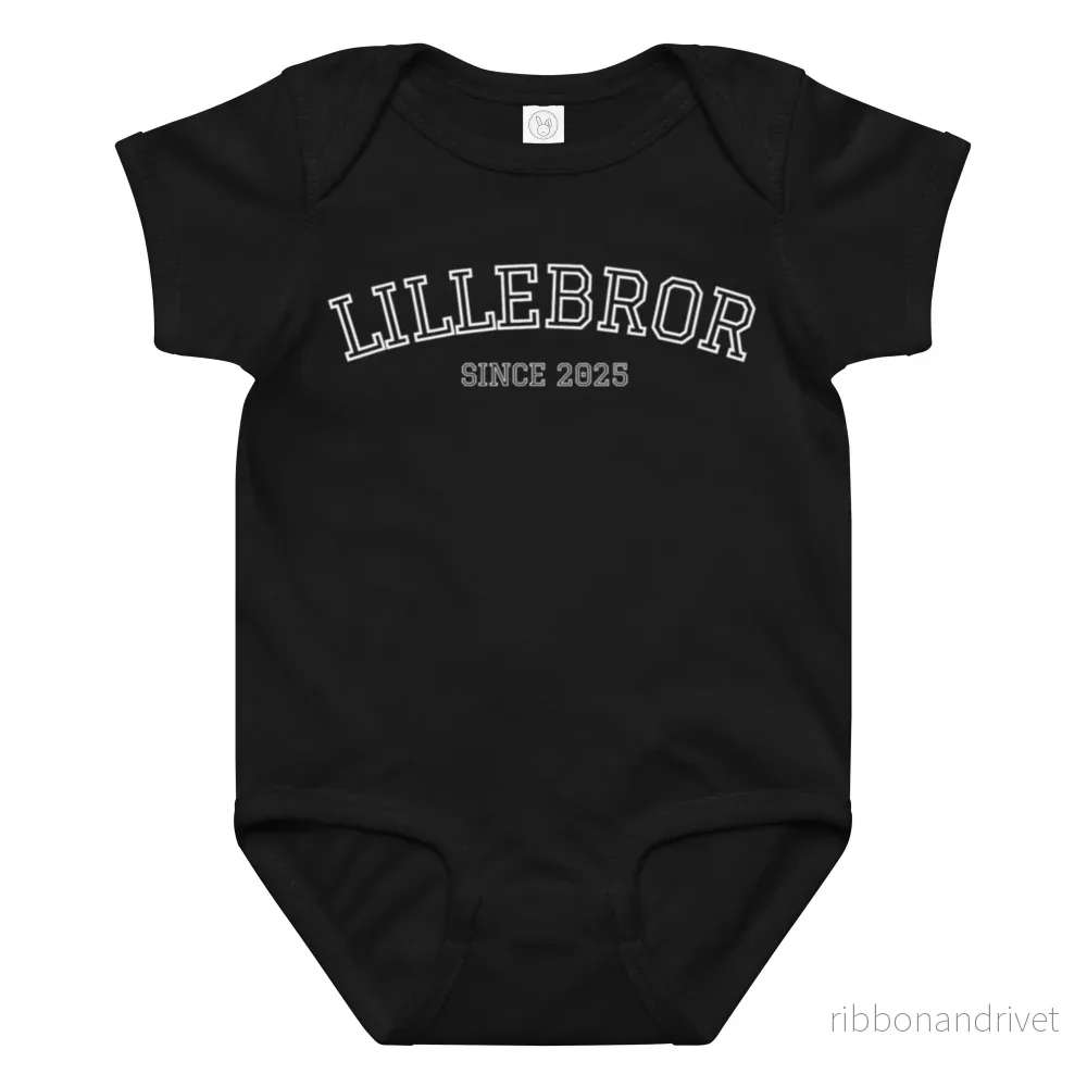 Lillebror Body - 2025 (vit text)