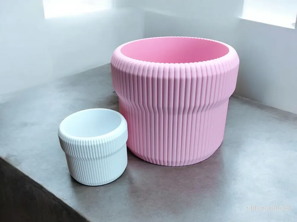 Modern räfflad blomkruka i tidlös design - Bild 3