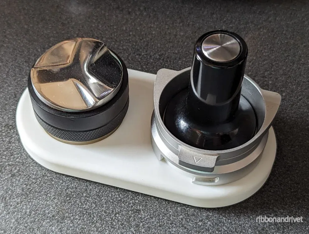 Kompakt hållare för espresso-stamper och tratt 54 mm
