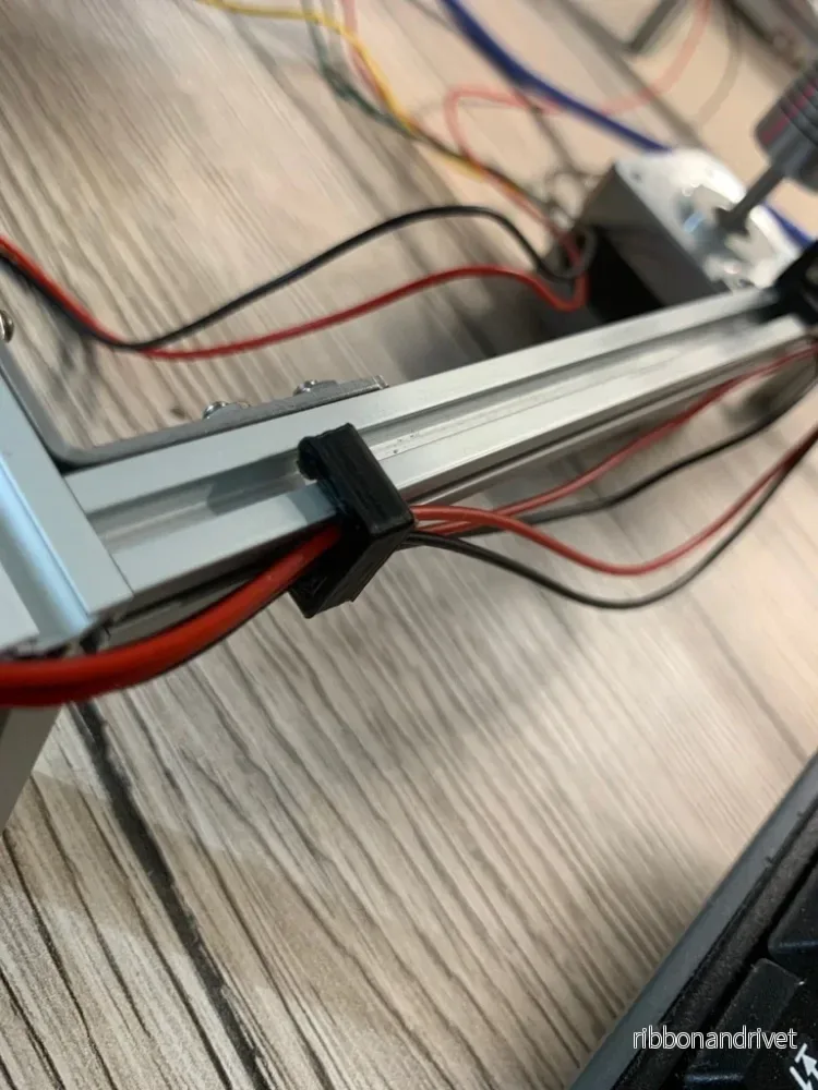 Makerbeam Clamp för kablar