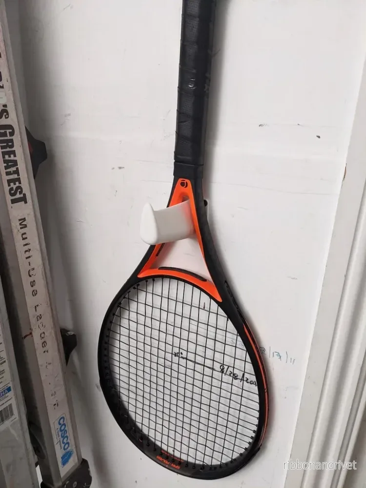 Vägghängd tennisrackethållare
