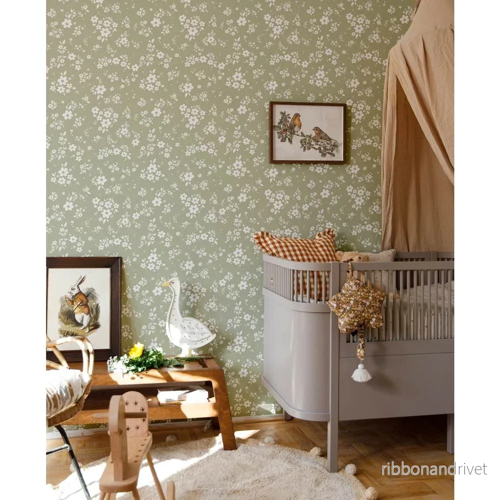 Lace Meadow Tapet – Mjuk grön | Graceful och tidlös för barnrummet Lace Meadow Tapet – Mjuk grön | Graceful och tidlös för barnrummet