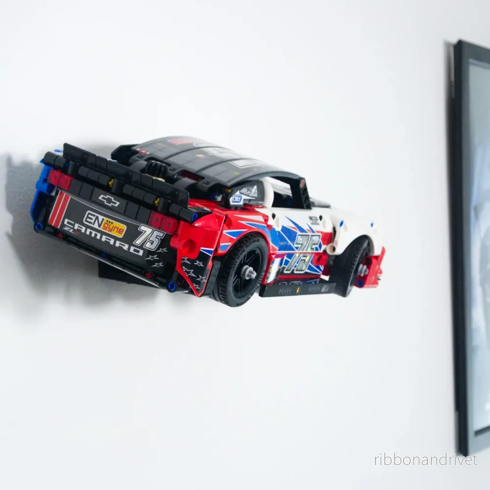Väggfäste för Technic Nascar Chevrolet Camaro 42153 - Bild 2