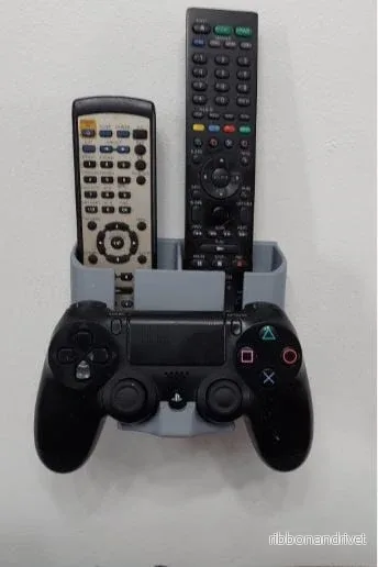 Väggmonterad hållare för fjärrkontroller och PS4-kontroll