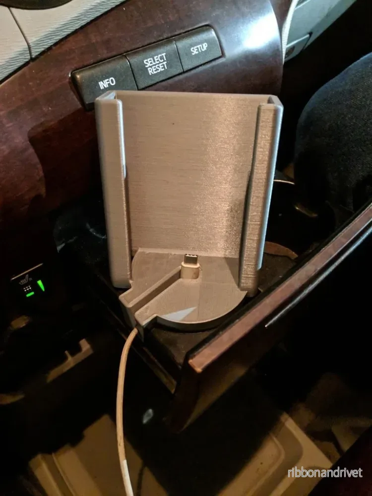 Toyota Sienna Smartphone-mugghållare med kabelstyrning Toyota Sienna Smartphone-mugghållare med kabelstyrning