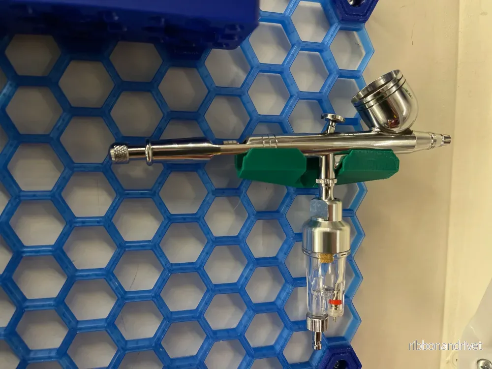 Airbrushhållare för väggmonterad förvaring med honeycomb-motiv