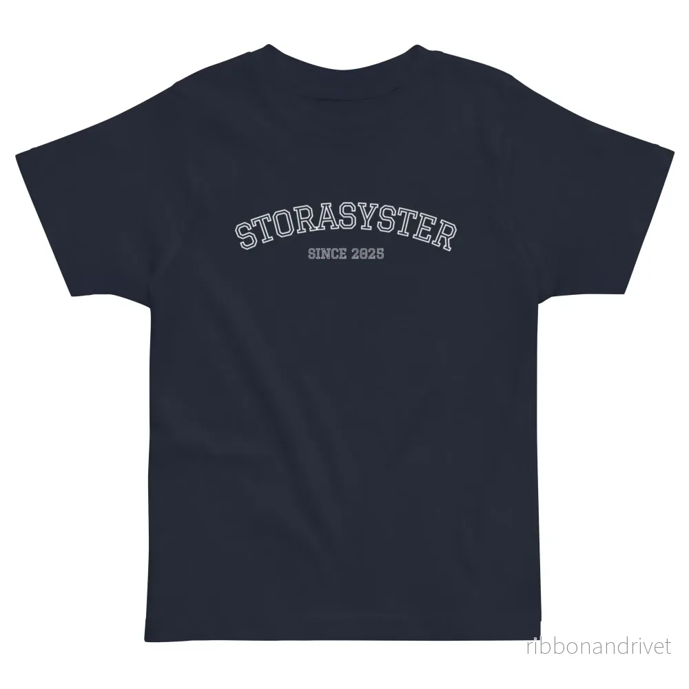 Storasyster T-shirt - Since 2025 (vit text) - Bild 2