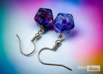 Chessex Hook Örhängen Nebula Nocturnal Mini-Poly d20 Pair - Bild 3