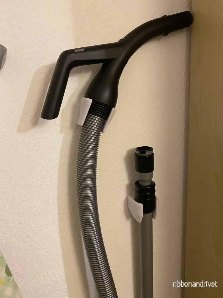 Väggfäste för Bosch Series 8 dammsugare med handtag och metallrör