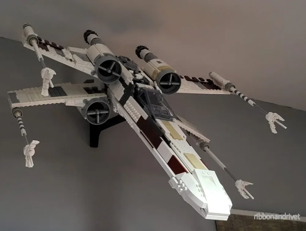 Väggfäste för LEGO 75355 UCS X-Wing – Visa i flygläge - Bild 2