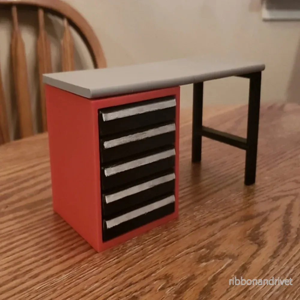Skalbart verkstadsbord med verktygsskåp – Perfekt för RC och modeller Skalbart verkstadsbord med verktygsskåp – Perfekt för RC och modeller