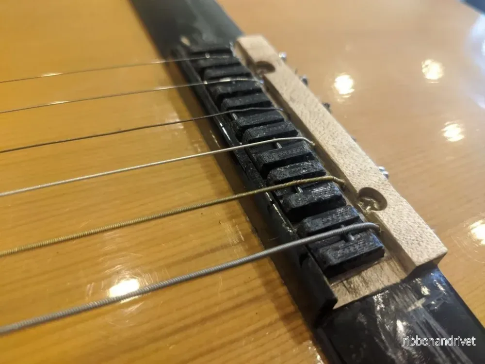 Justerbar sadel för akustisk/klassisk gitarr Justerbar sadel för akustisk/klassisk gitarr