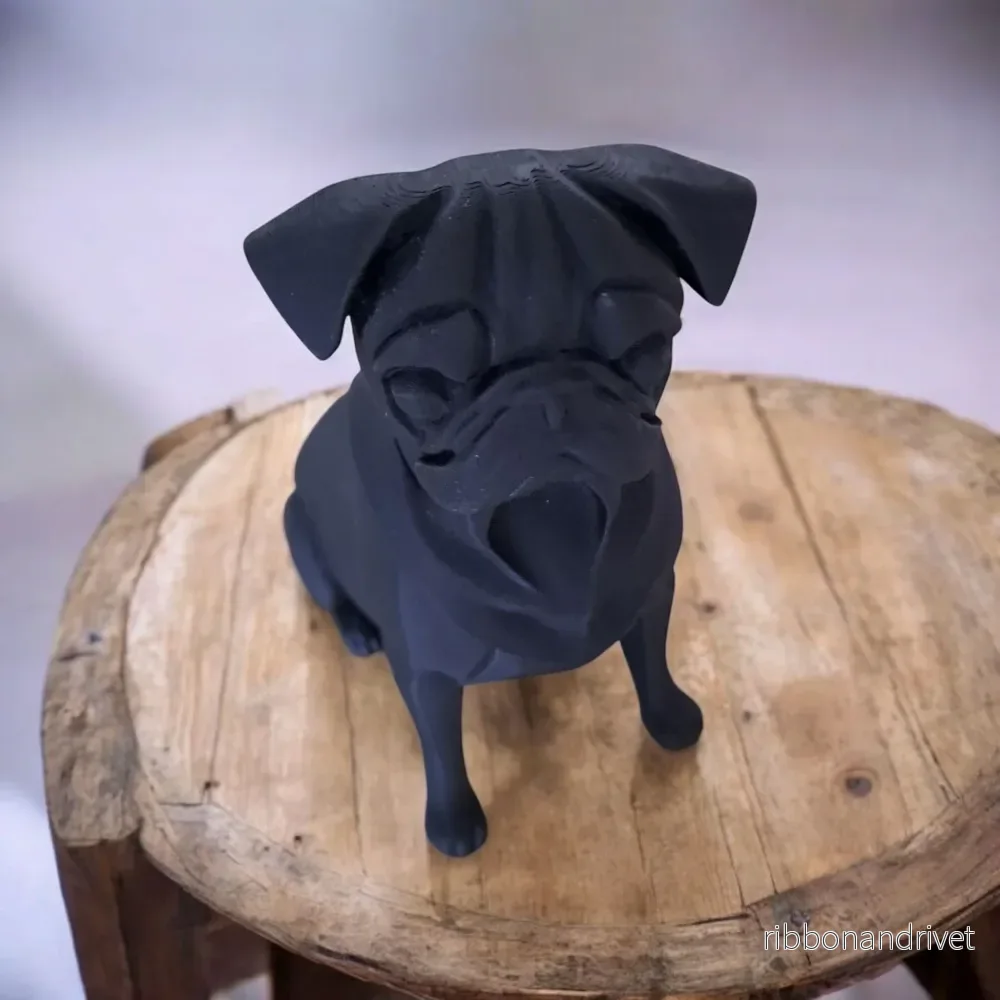 Minimalistisk svart skulptur av en mops - Bild 3