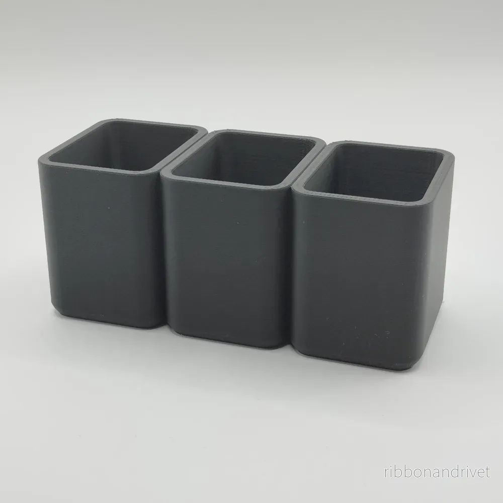 Praktisk modern bestickhållare med tre fack