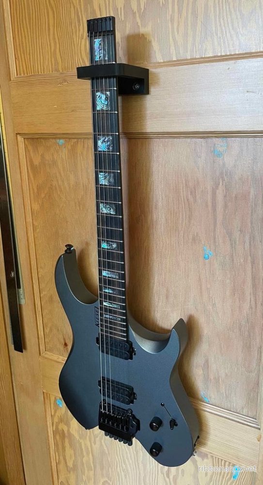 Vertikalt väggfäste för huvudlösa elgitarrer - Bild 3