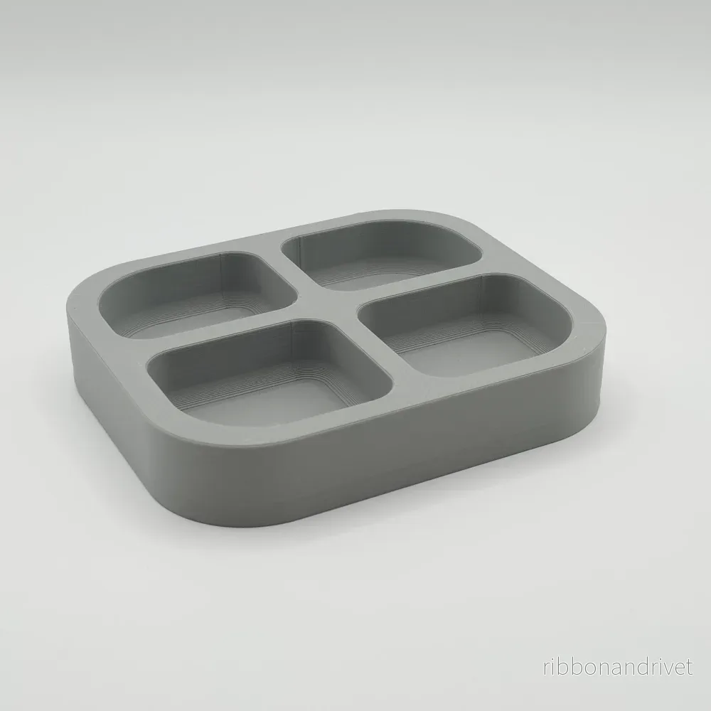 Minimalistisk nyckelbricka med fyra förvaringsfack