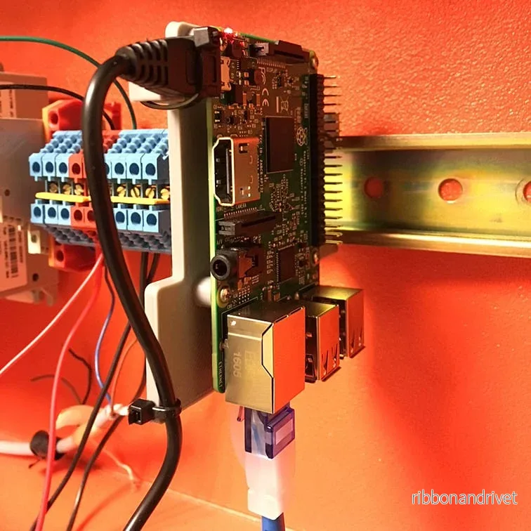 DIN-skenefäste för Raspberry Pi DIN-skenefäste för Raspberry Pi