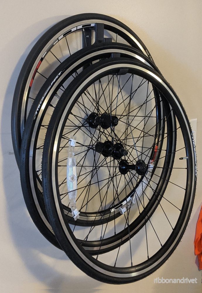 Väggfäste för 3 cykelhjul Väggfäste för 3 cykelhjul