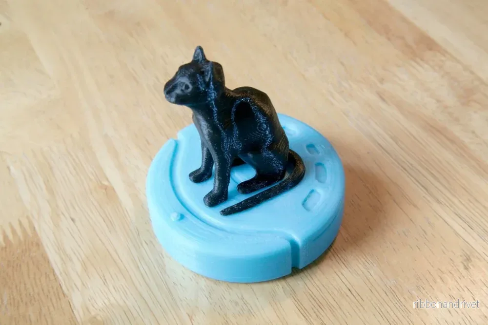 vRoomba - Robotdammsugare med leksak och infällbar motor