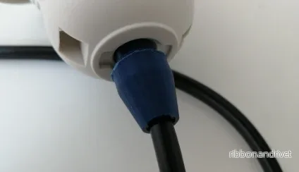 Dragavlastningsklämma för E27-lampsockel med M10-gänga