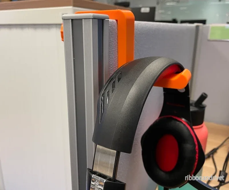 Praktisk headset- och hörlurshållare för kontoret