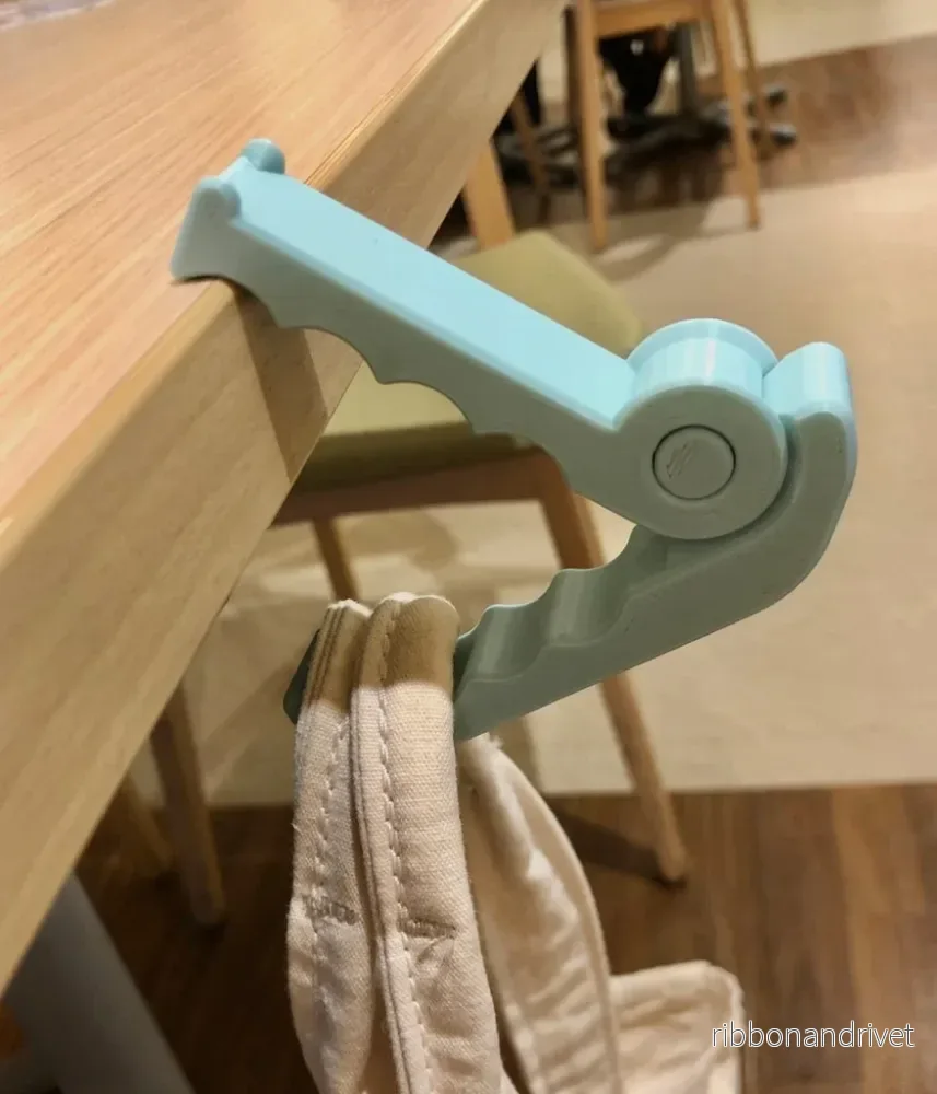 Bärbar krokodilbordskrok för väskor