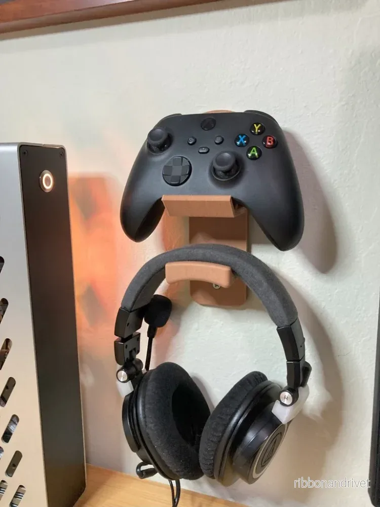 Väggfäste för handkontroll och headset