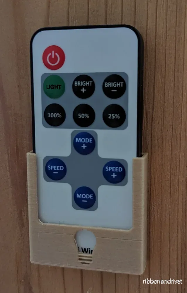 LED-fjärrkontrollhållare med ljusremsa