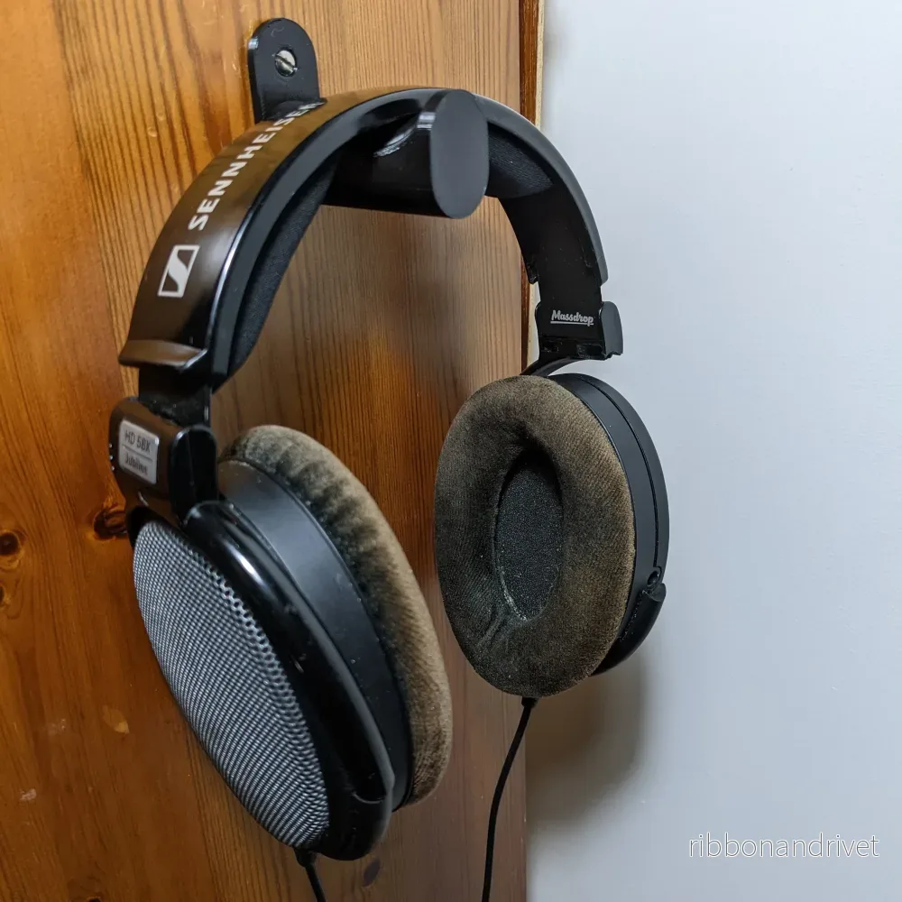 Väggmonterad hörlurshållare – Kompakt design