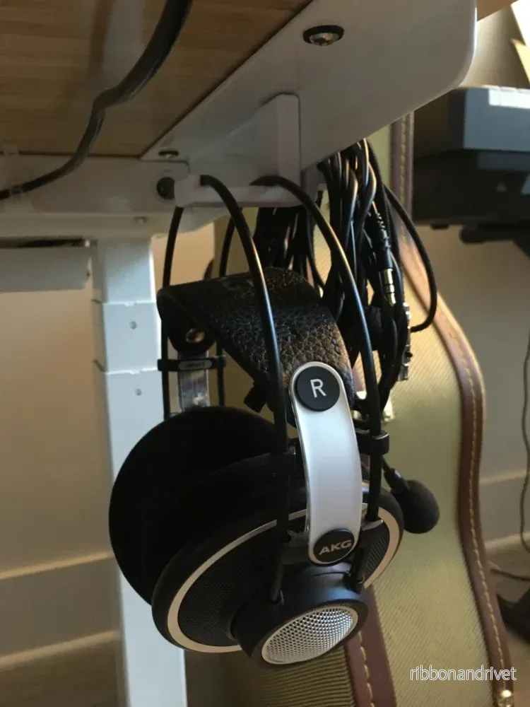 Hörlurskrok för under skrivbordet för helt nedfällbart Jarvis-skrivbord med kabelhantering - Bild 2
