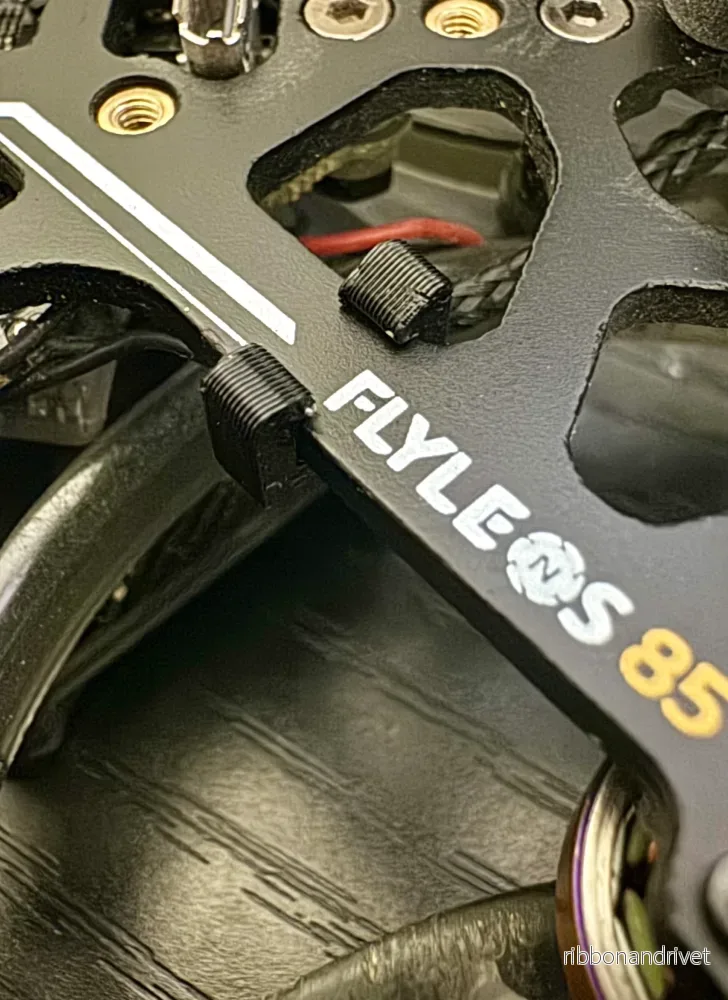 Flylens 85 Motorkabelklämma